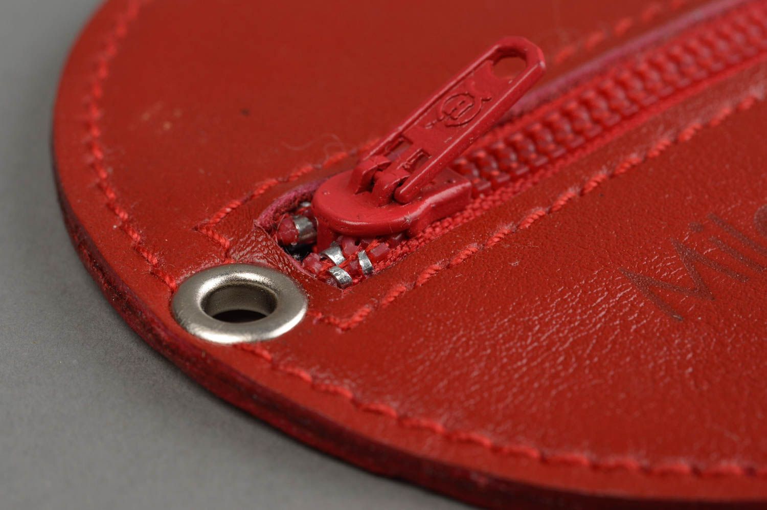 Pochette pour écouteurs rouge rond en cuir naturel faite main petite stylée photo 10