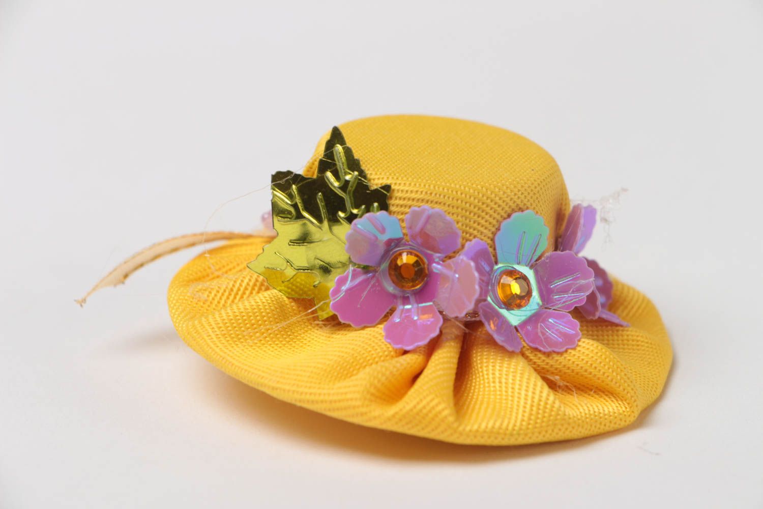 Coletero para el cabello hecho a mano original con forma de sombrero amarillo foto 4
