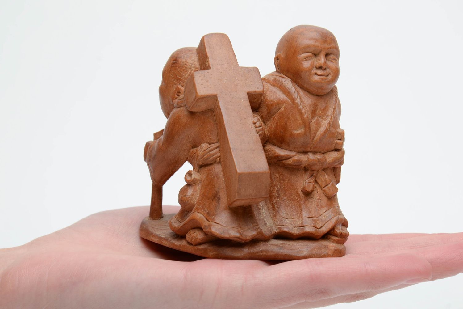 Statuette décorative en bois faite main Chacun porte sa croix photo 5