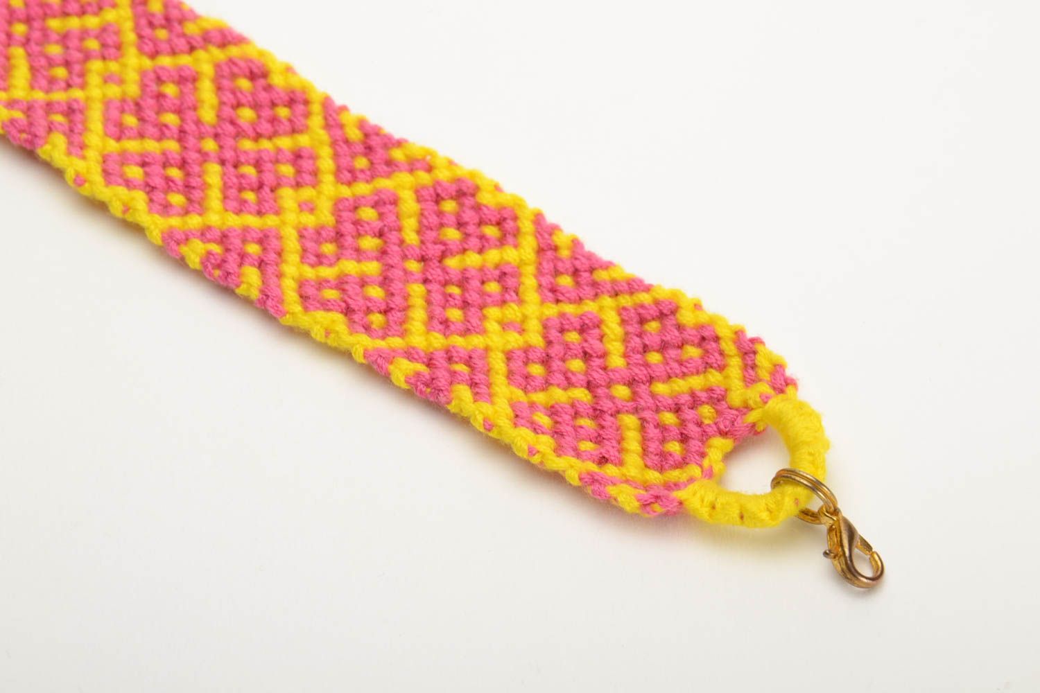 Широкий яркий плетеный браслет из ниток мулине ручной работы розово-желтый фото 2