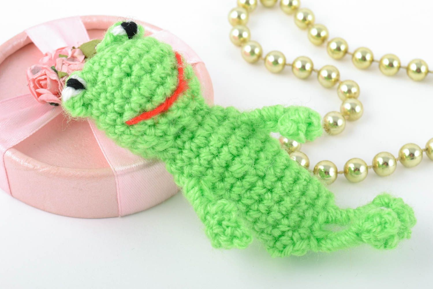Пальчиковая игрушка Лягушка вязаная из хлопка ручной работы маленькая зеленая фото 1