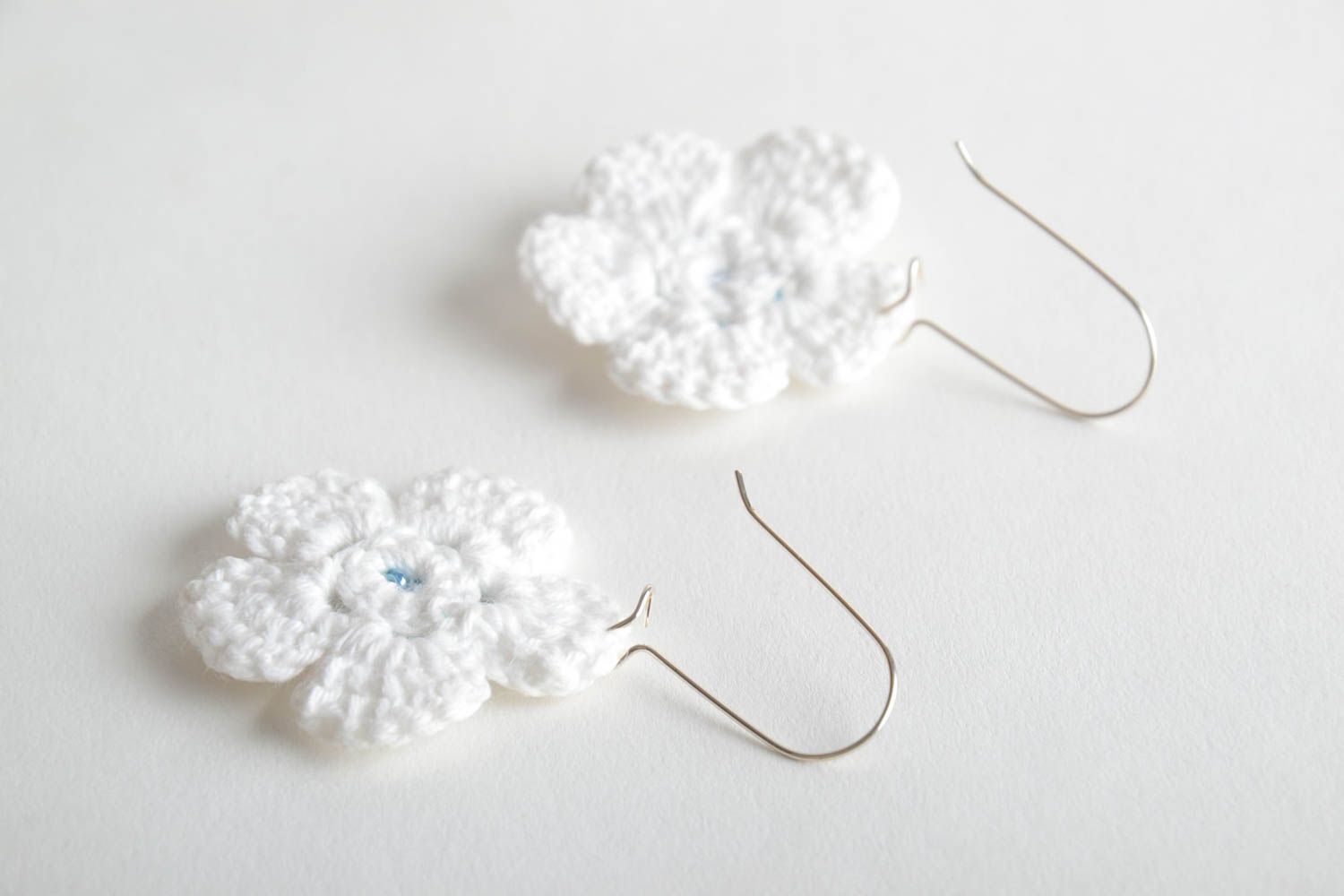 Boucles d'oreilles fleurs tricotées faites main avec perles de rocaille photo 4