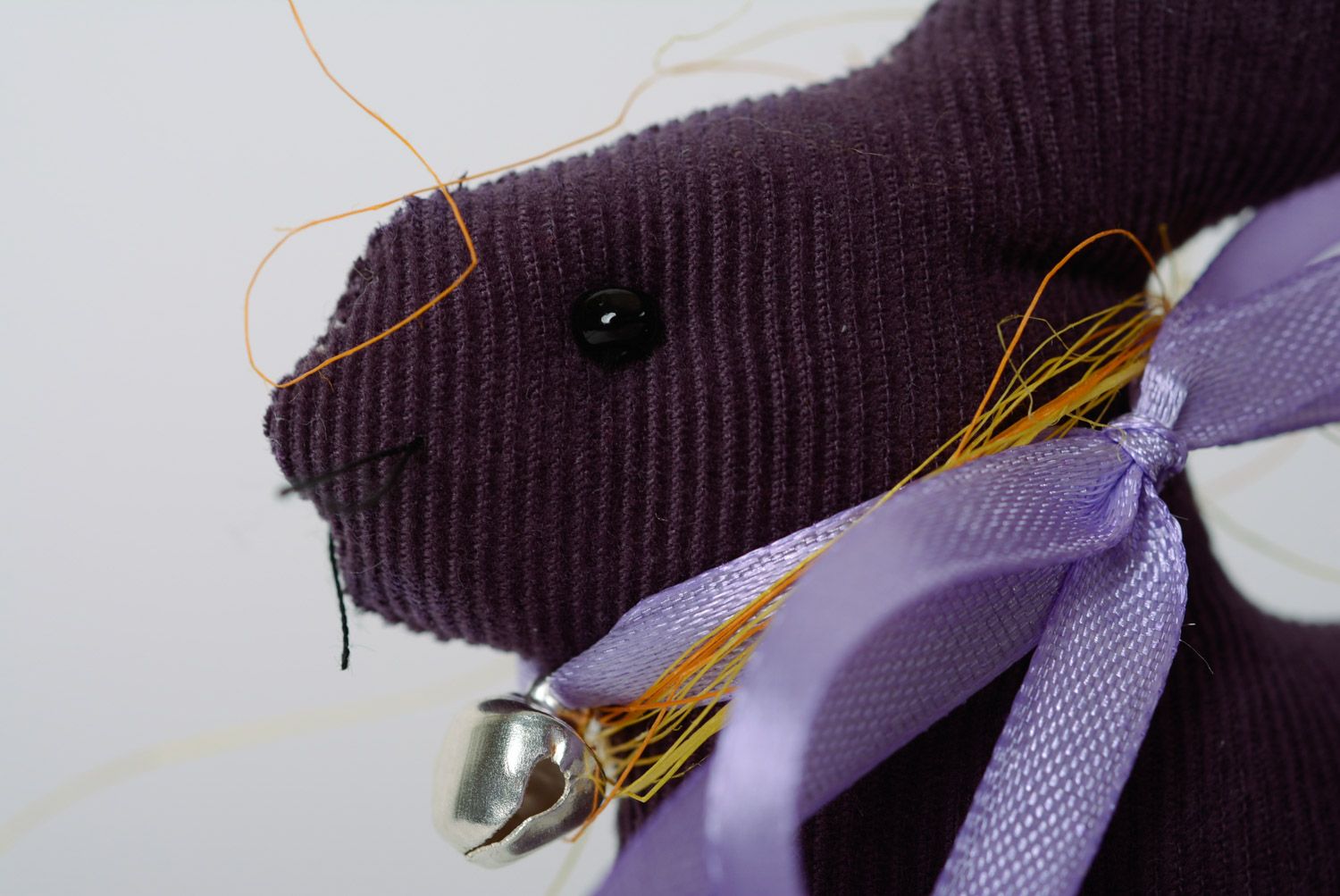 Мягкая игрушка ручной работы заяц из вельветовой ткани фиолетовый с бантиком фото 2