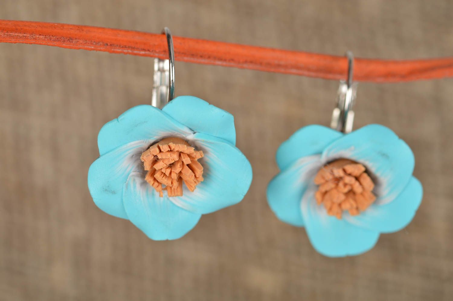 Blaue zierliche handmade Ohrringe mit Blumen aus Polymerton für modische Mädchen foto 1