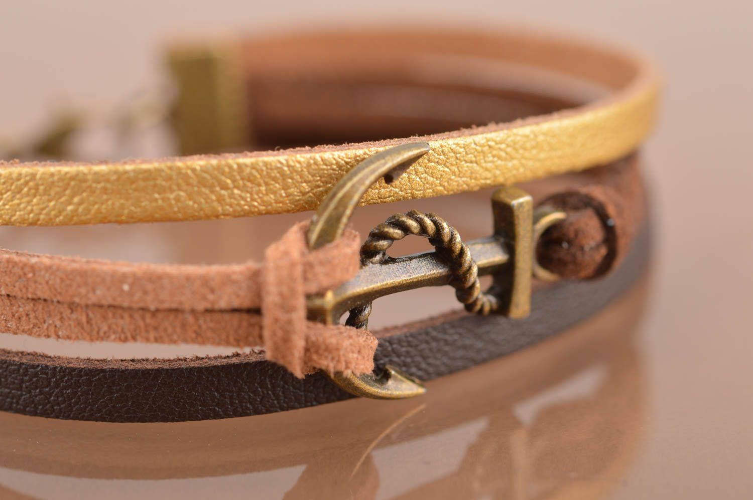 Bracelet tricolore en lacets de daim avec ancre fait main style marin multirang photo 4