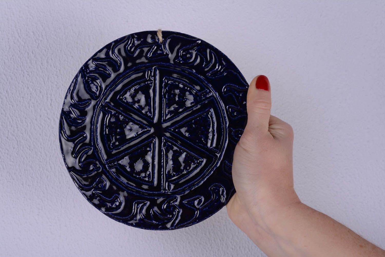 Prato -talismã redondo de argila feito à mão para decoração do interior em estilo étnico  foto 4