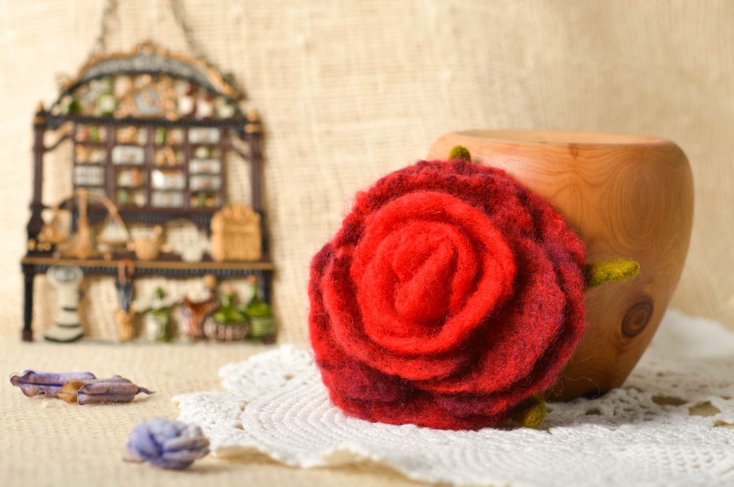 Broche fleur Bijou fait main en laine feutrée Rose rouge Cadeau femme original photo 1