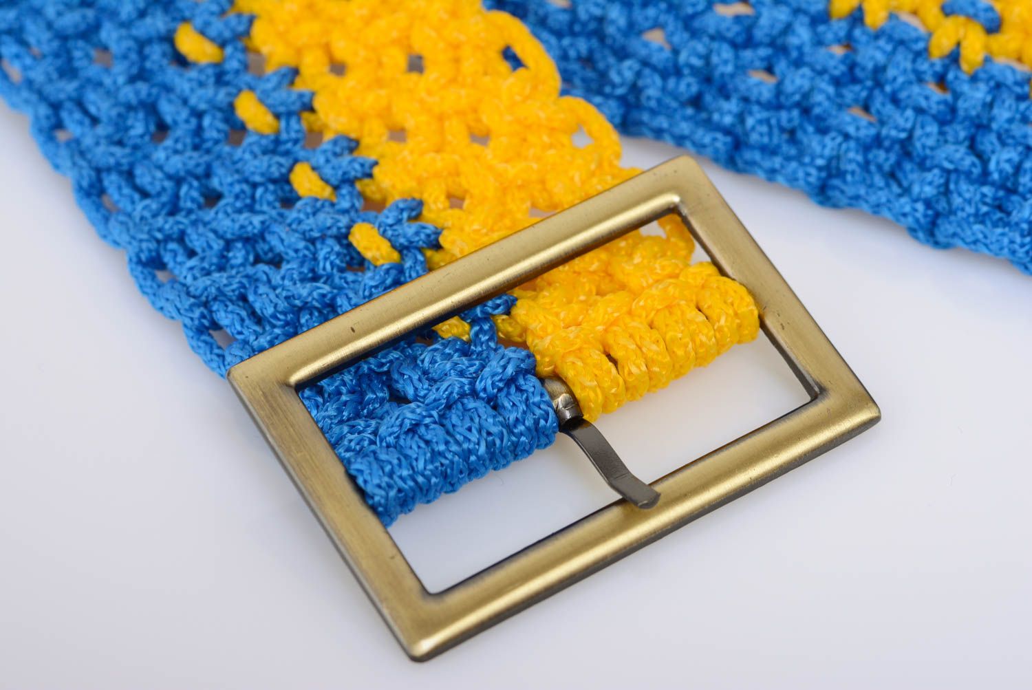 Яркий пояс в технике макраме ручной работы голубой с желтым плетеный красивый фото 3