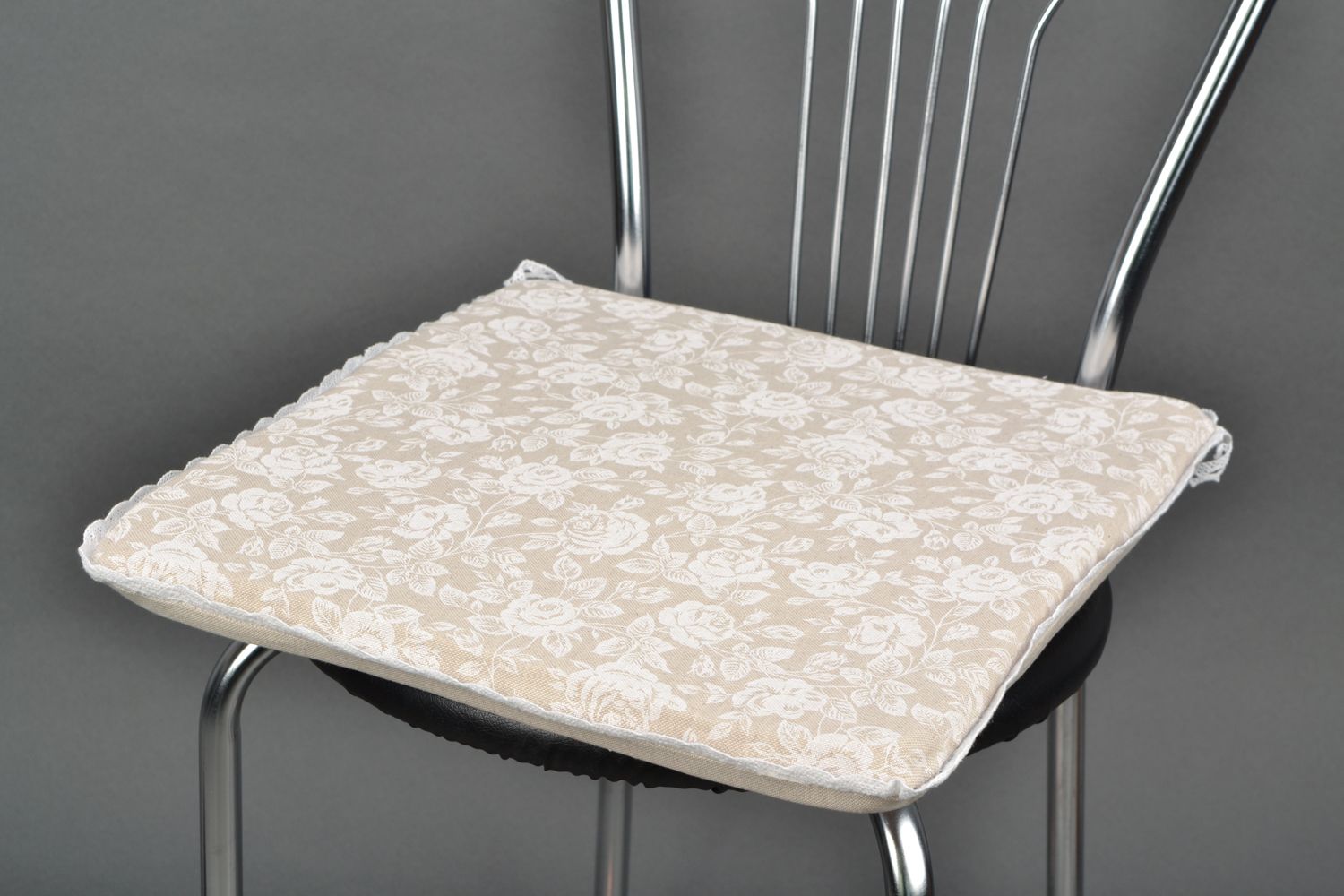 Coussin pour chaise plat fait main en coton et polyamide Roses blanches  photo 1