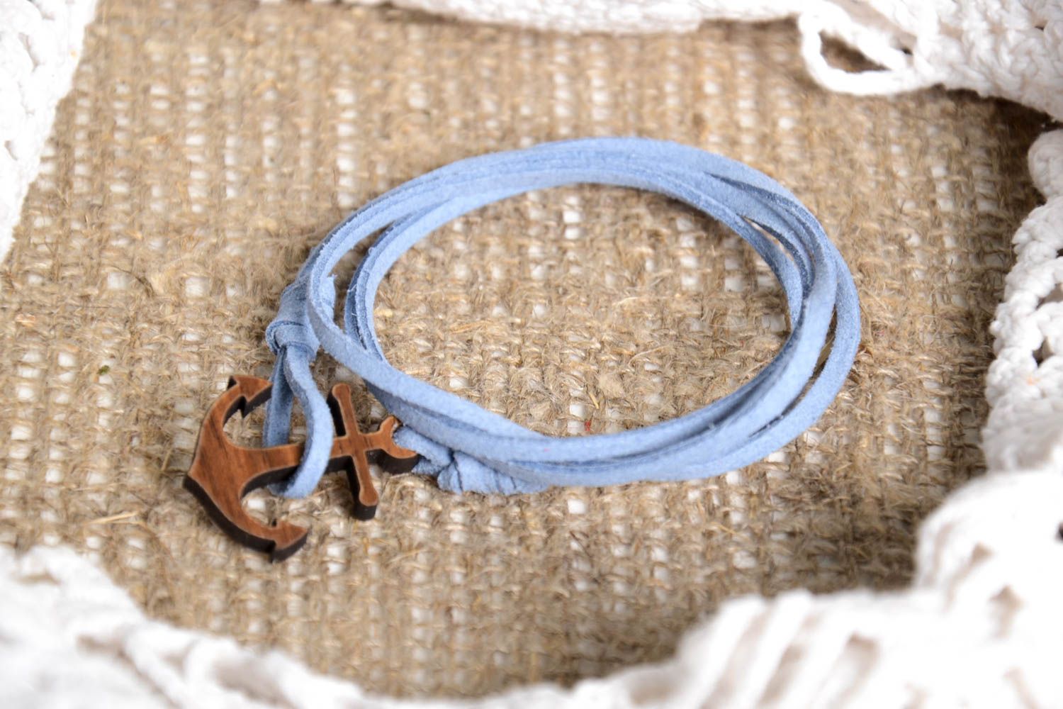 Bracelet daim bleu clair Bijou fait main ancre bois style marin Accessoire femme photo 1