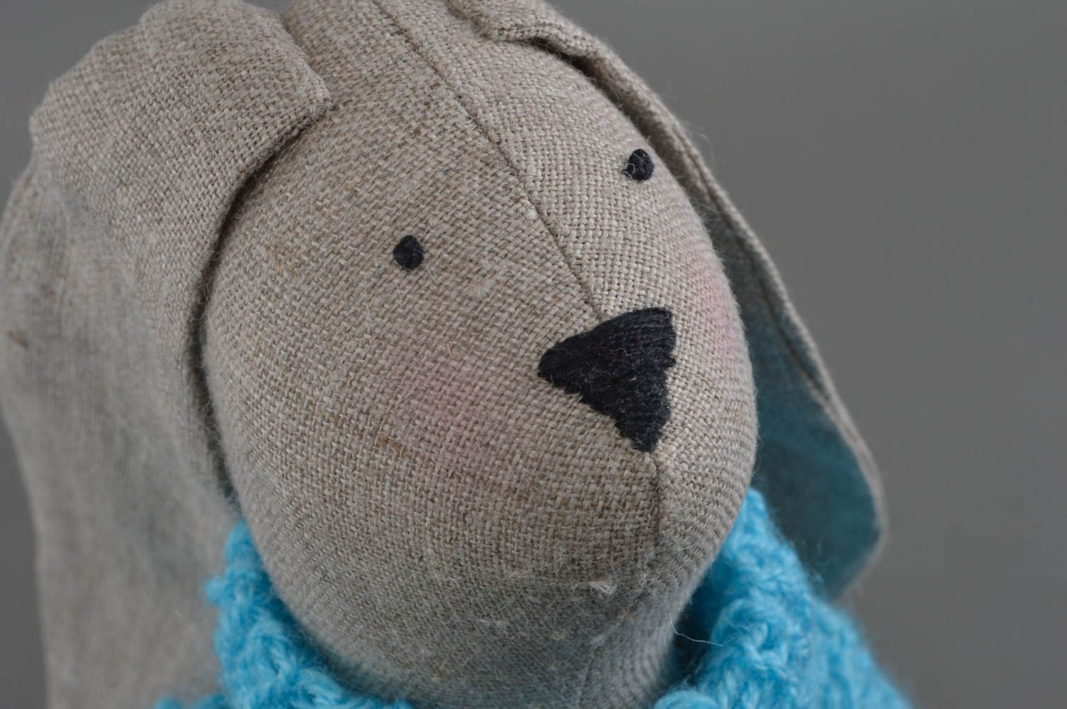 Petite peluche lapin en lin en pull bleu fait main pour enfant et décoration photo 4