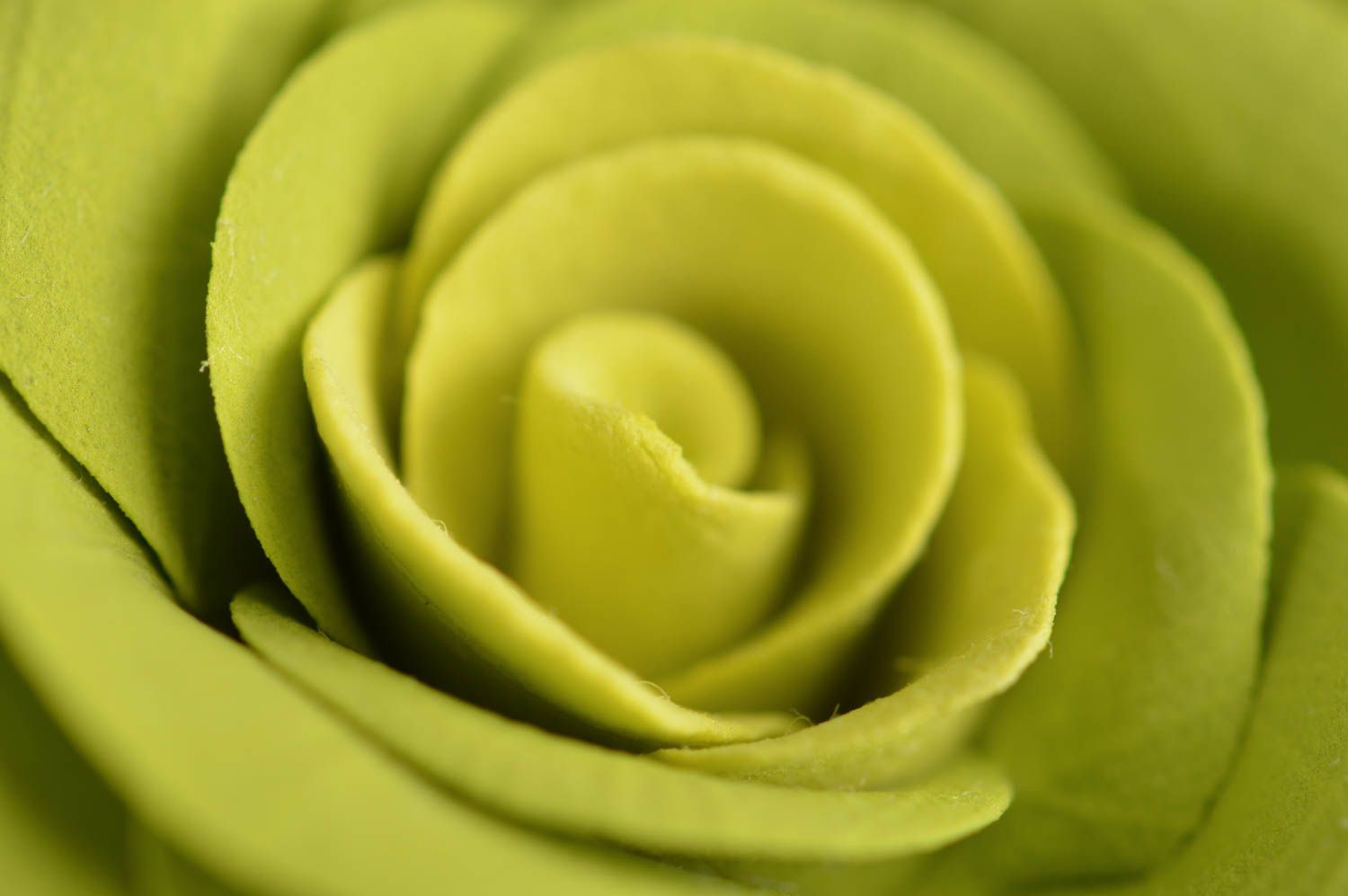 Заколка-брошь из полимерной глины в виде пышной объемной салатовой розы хэндмэйд фото 4