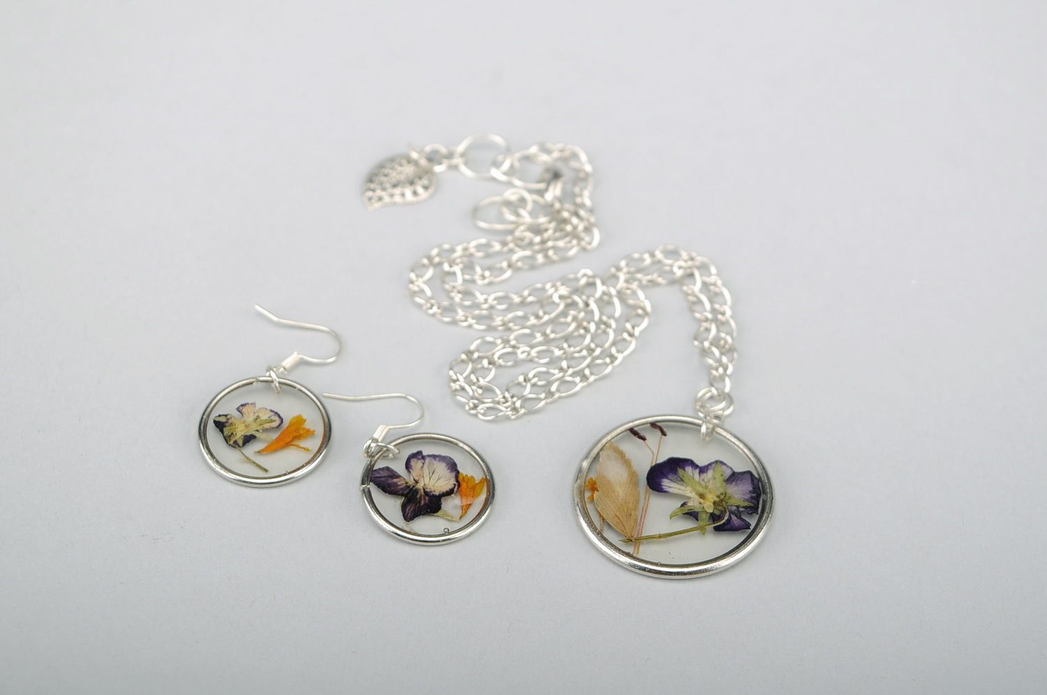 Jewelry set with natural violets flowers photo 3