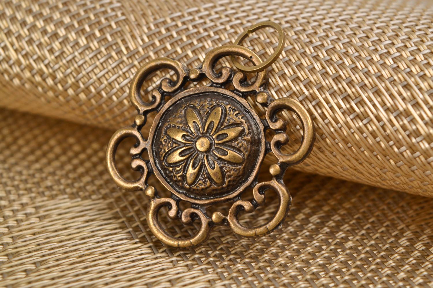 Petit pendentif en métal rond de couleur cuivrée avec fleur unisexe  photo 1