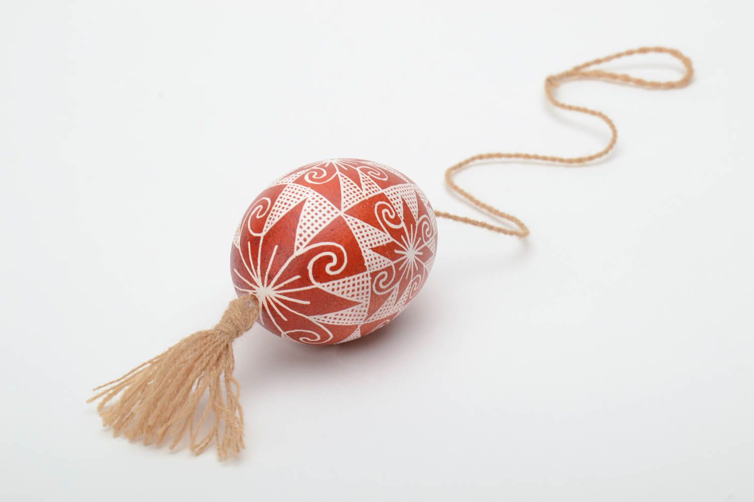 Huevo de Pascua artesanal en técnica de cera colgante para casa en cordón foto 4