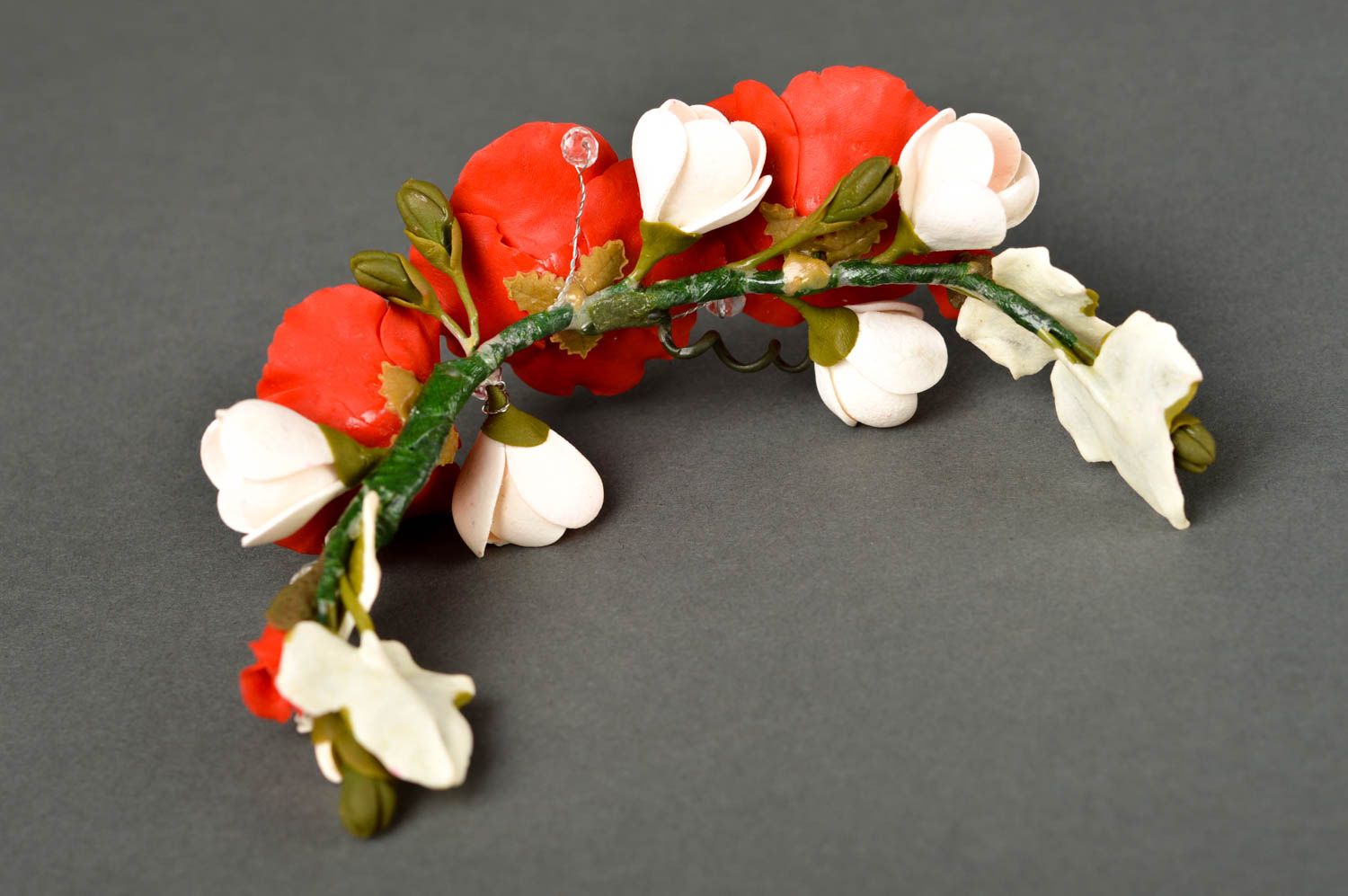 Serre-tête fleurs pâte polymère Bijou fait main rouge blanc Accessoire cheveux photo 5