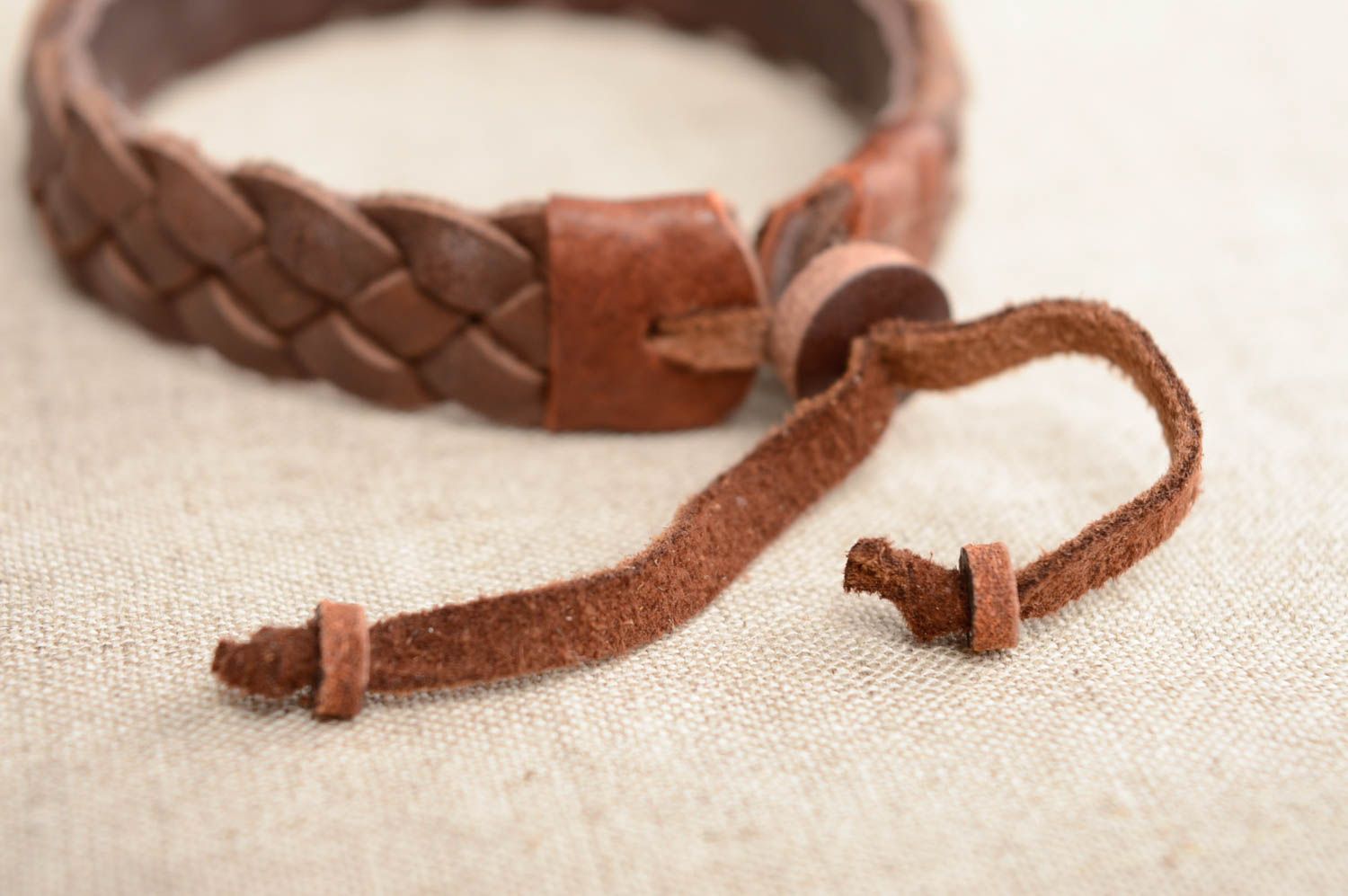 Плетеный браслет из кожи коричневого цвета фото 3