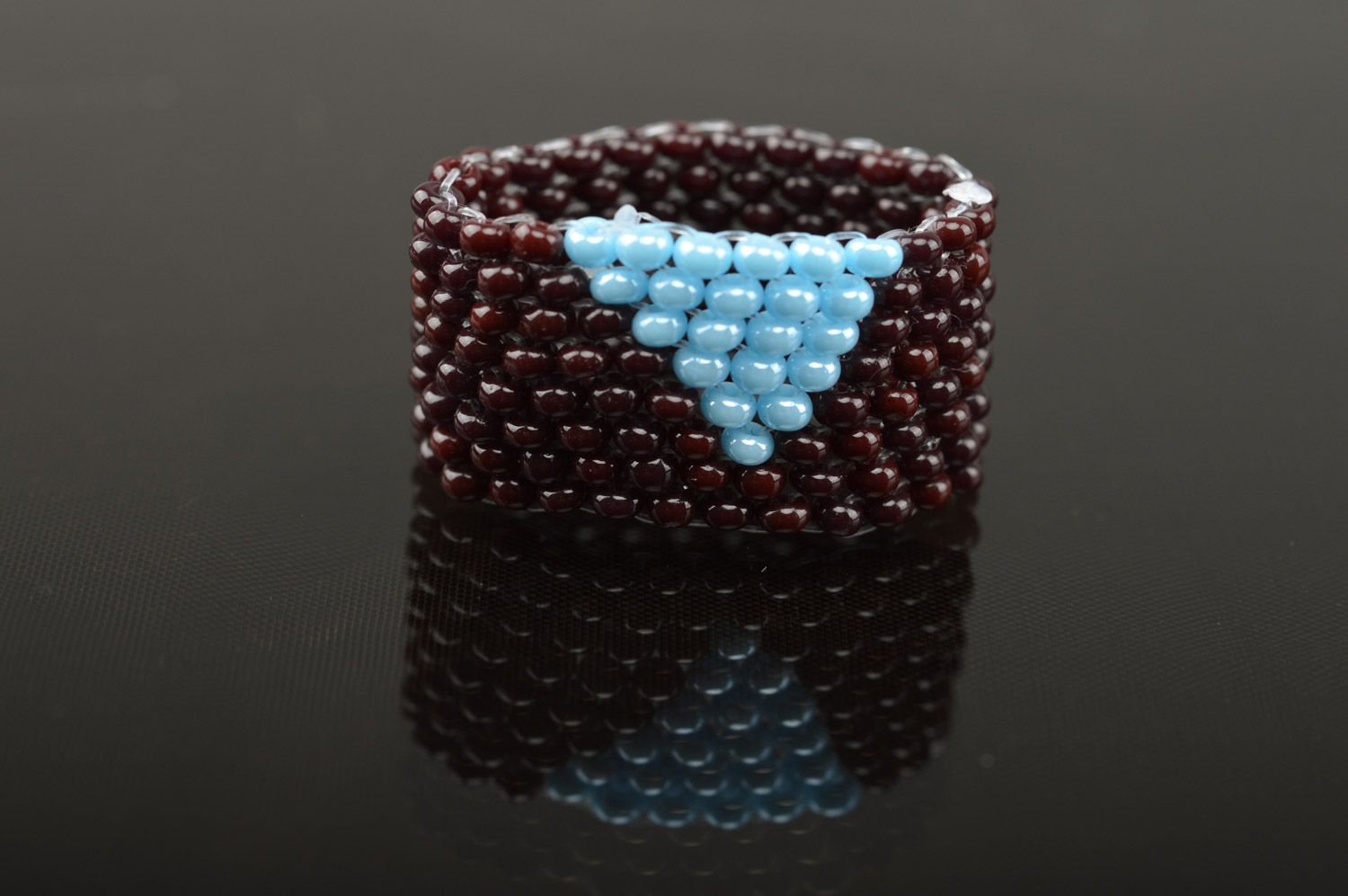 Широкое простое кольцо из бисера плетеное украшение ручной работы темное фото 4