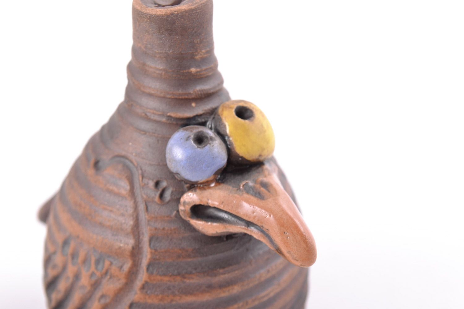 Figura cerámica artesanal con forma de corneja estilizada foto 3