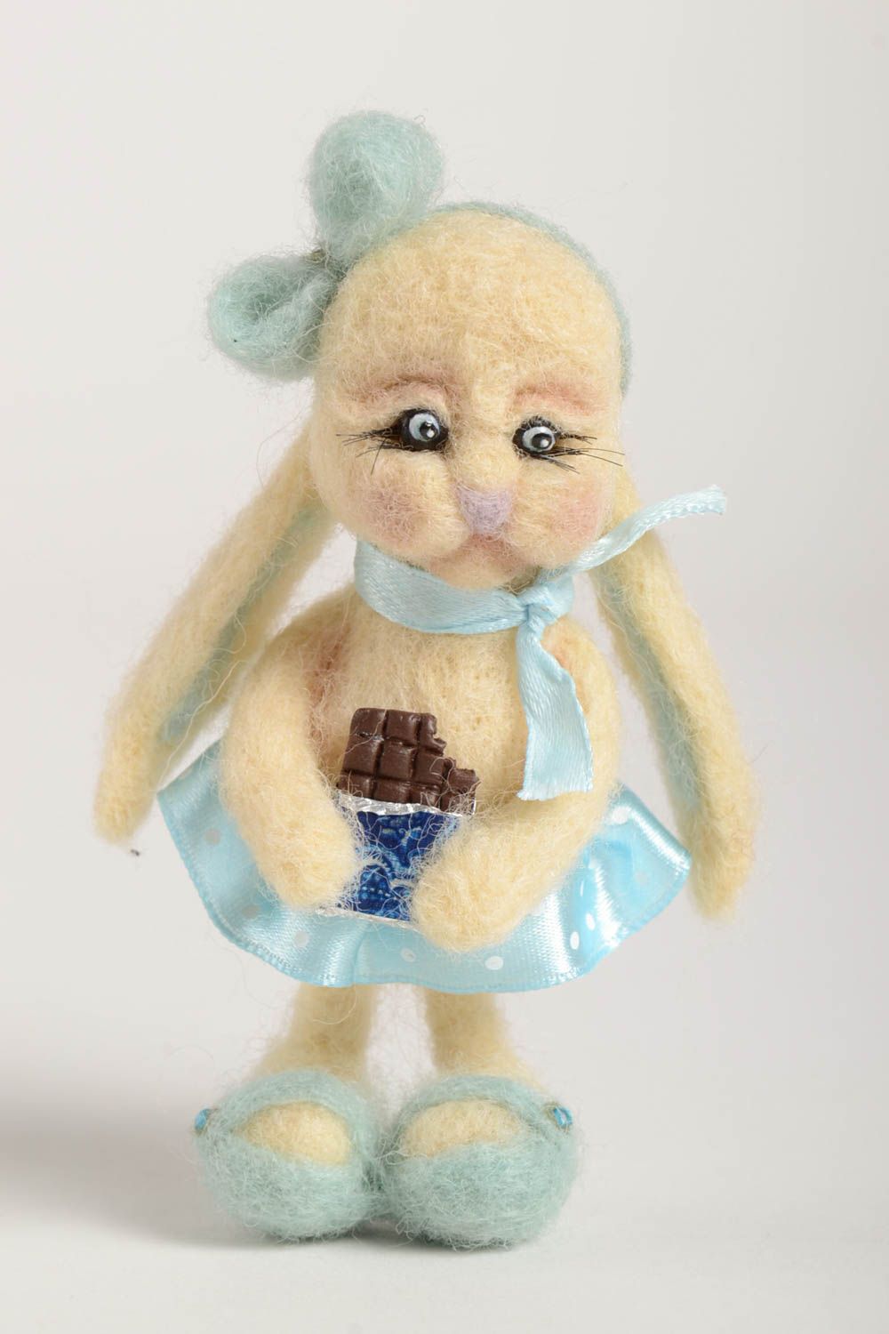 Handmade Kuscheltier Hase mit Schokolade Filz Spielzeug Geschenk für Kinder  foto 5
