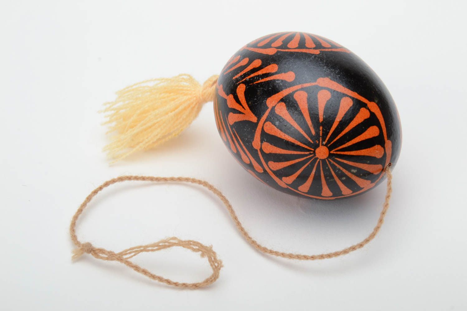 Huevo de Pascua de gallina pintado artesanal en técnica de cera colgante foto 2