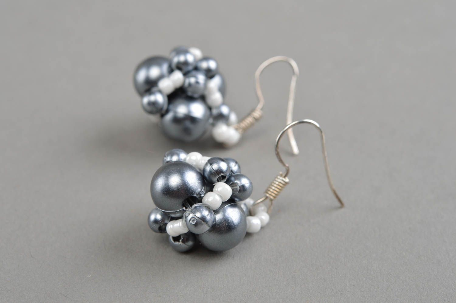 Boucles d'oreilles en perles fantaisie et perles de rocaille faites main grises photo 3