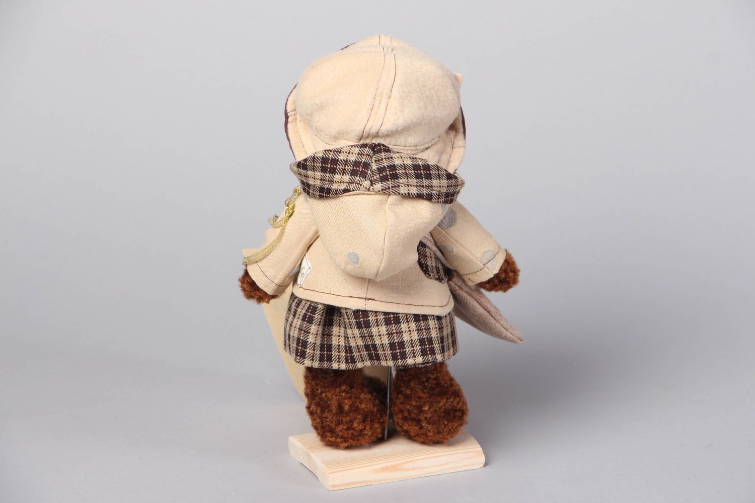 Handgemachtes Textil Kuscheltier auf Ständer Bär aus Wolle Baumwollstoff und Leder foto 3