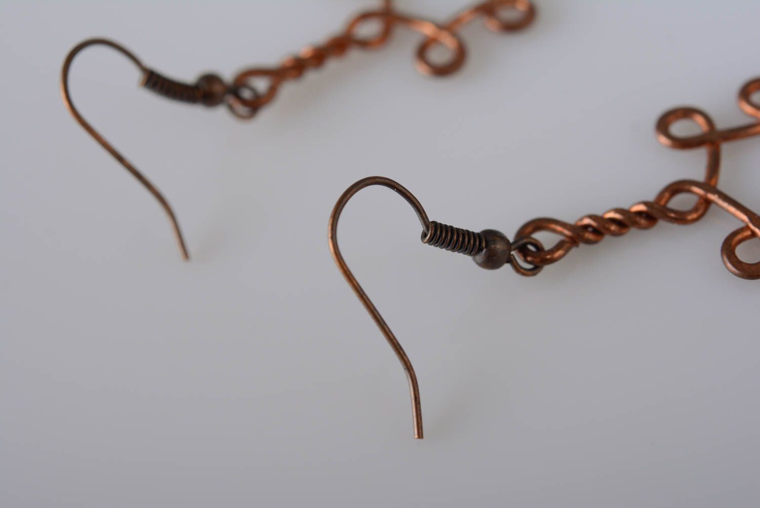 Handgemachte originelle schöne massive Ohrringe aus Kupfer Wire Wrap Technik foto 5