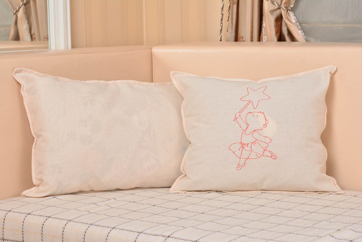 Funda de almohada cuadrada de lino mezclado blanca con niña bordada hecha a mano foto 5