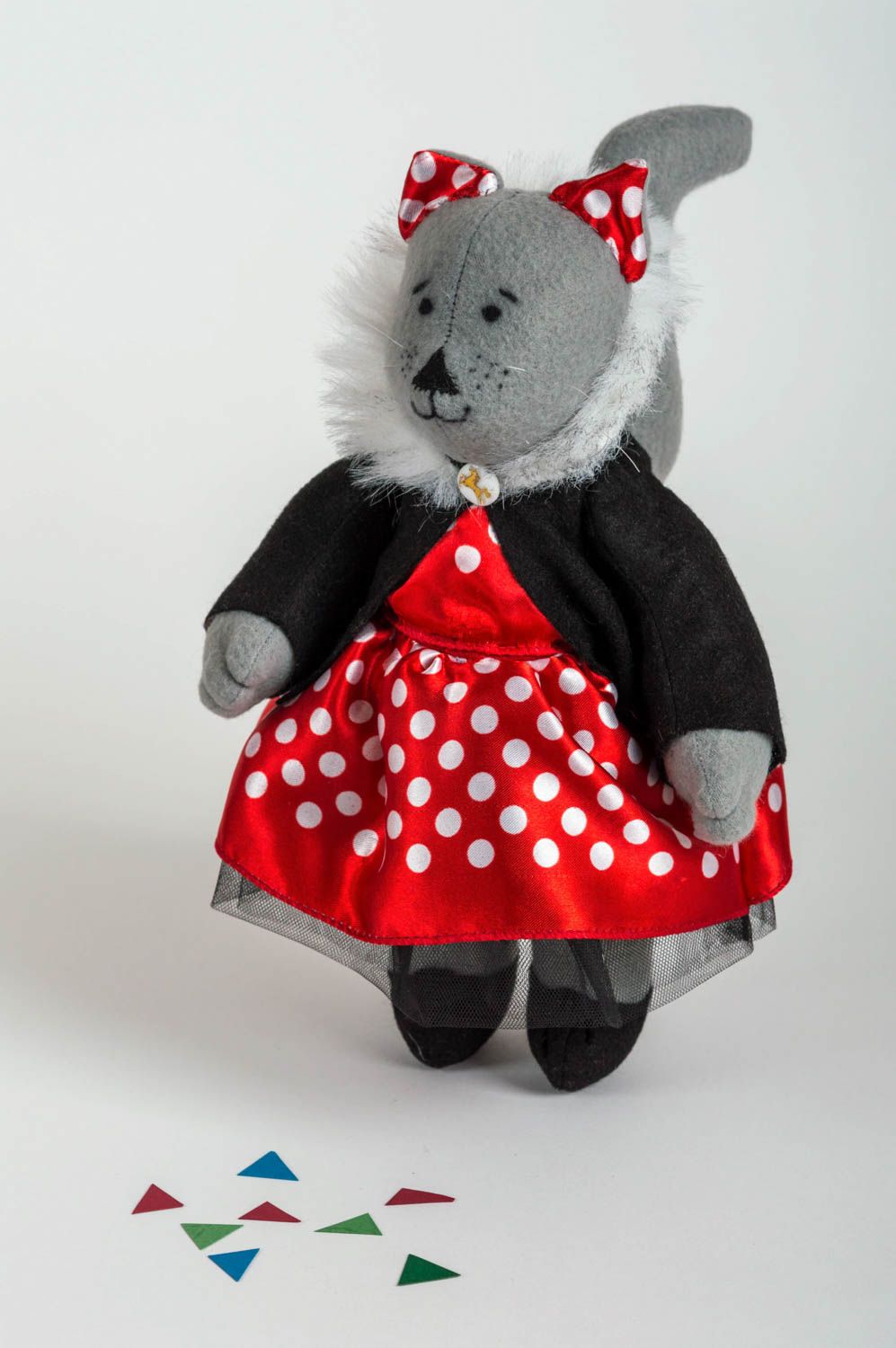 Jouet chat gris en robe rouge à pois décoratif en tissus fait main original photo 1
