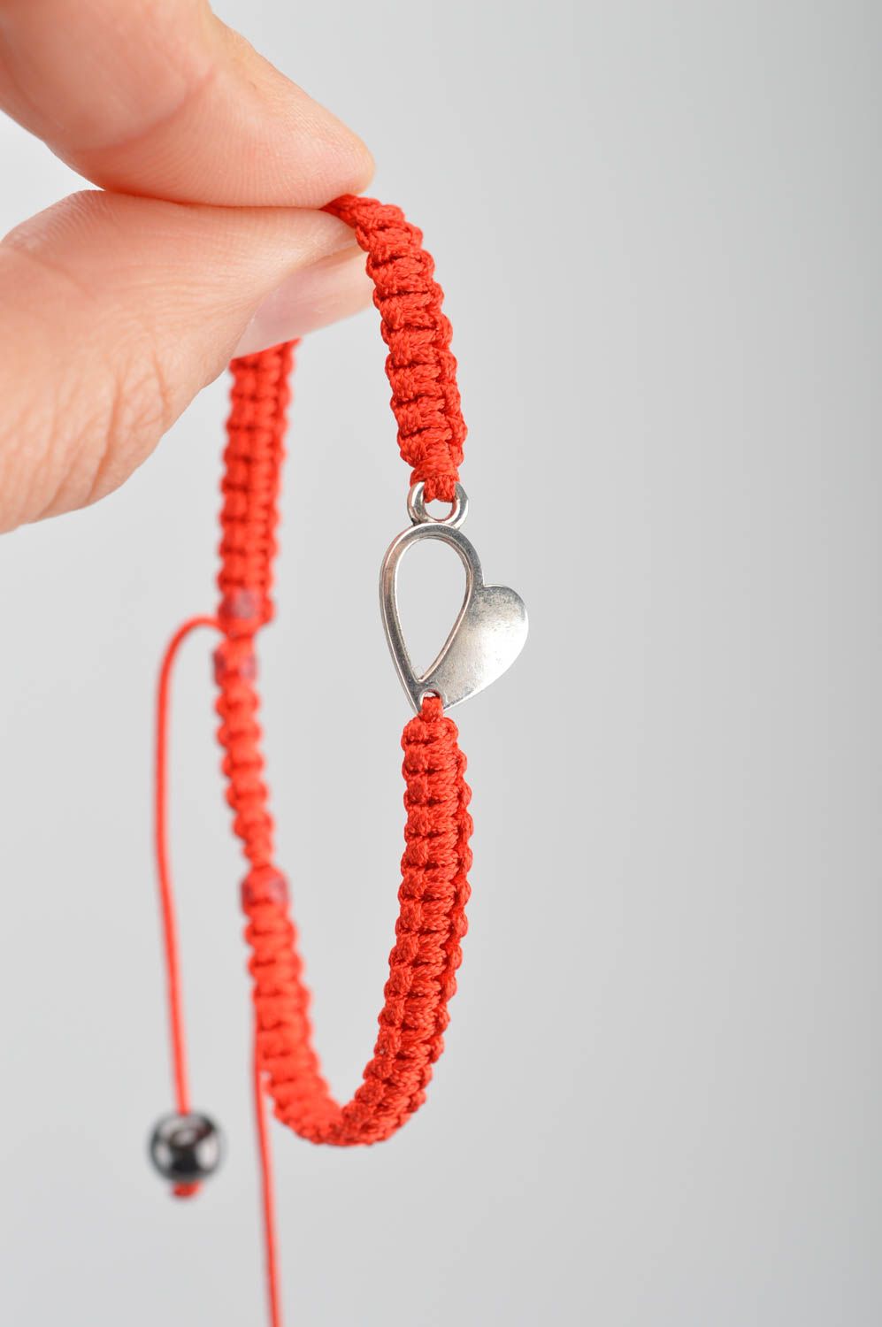 Bracelet textile rouge tressé en fils de soie fin avec cœur en métal fait main photo 3