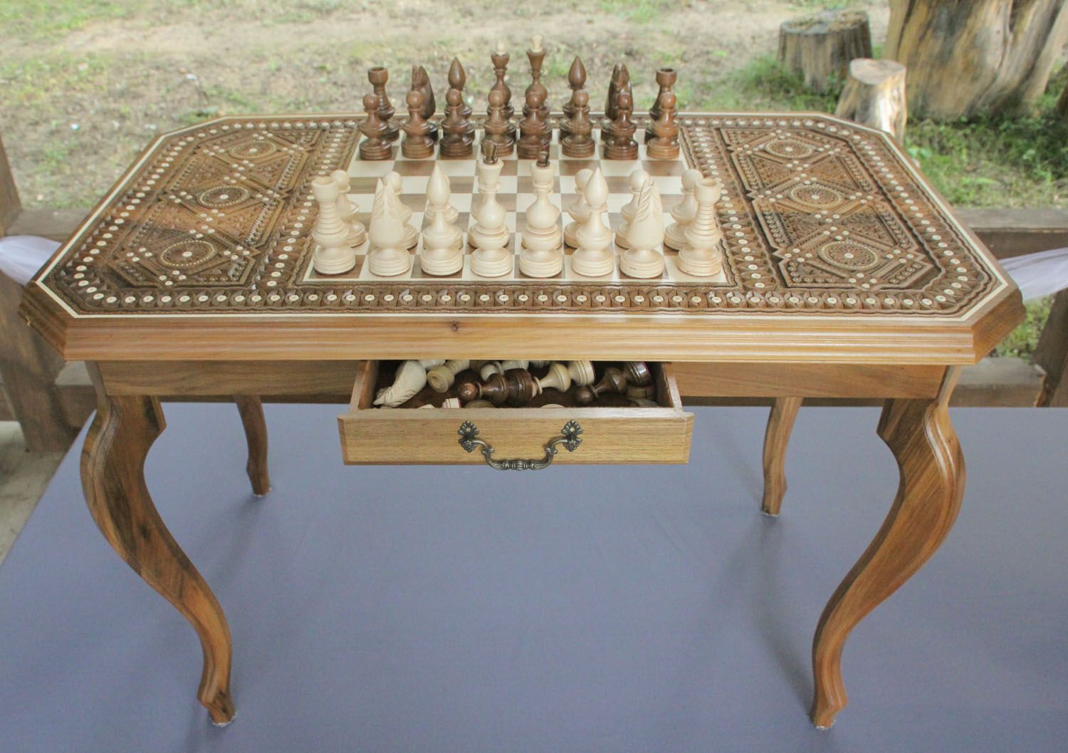 Geschnitzter Schach-Tisch foto 3