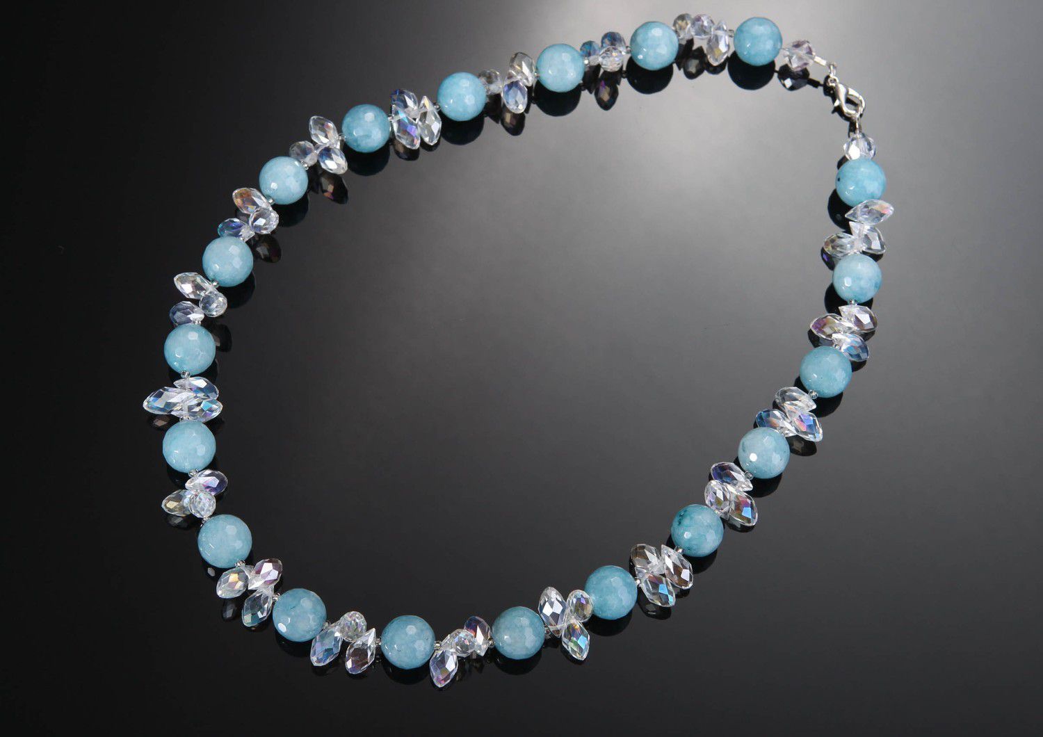 Handgemachte Halskette aus Aquamarin und Kristallen foto 2
