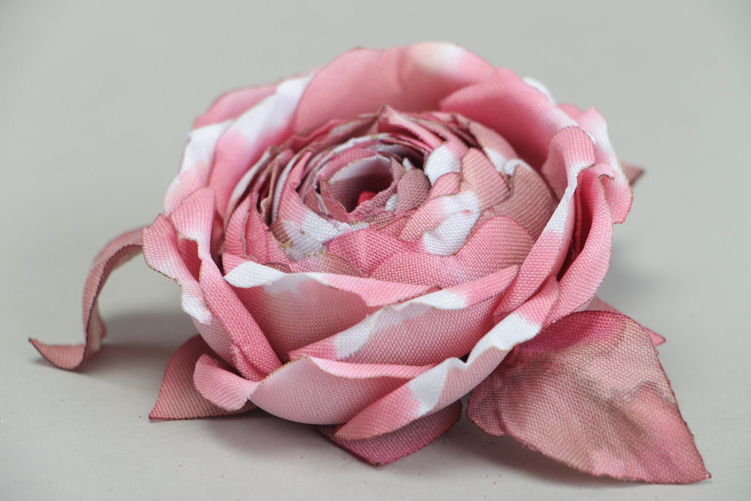 Handgemachte romantische elegante Brosche Rose aus Gabardine in Batik Technik  foto 2