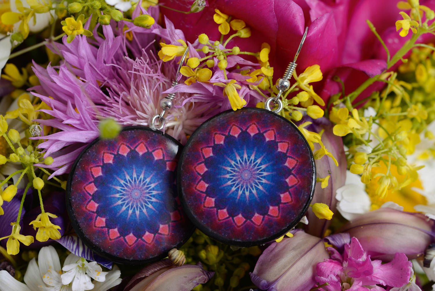 Boucles d'oreilles en pâte polymère rondes multicolores motif indien faites main photo 1
