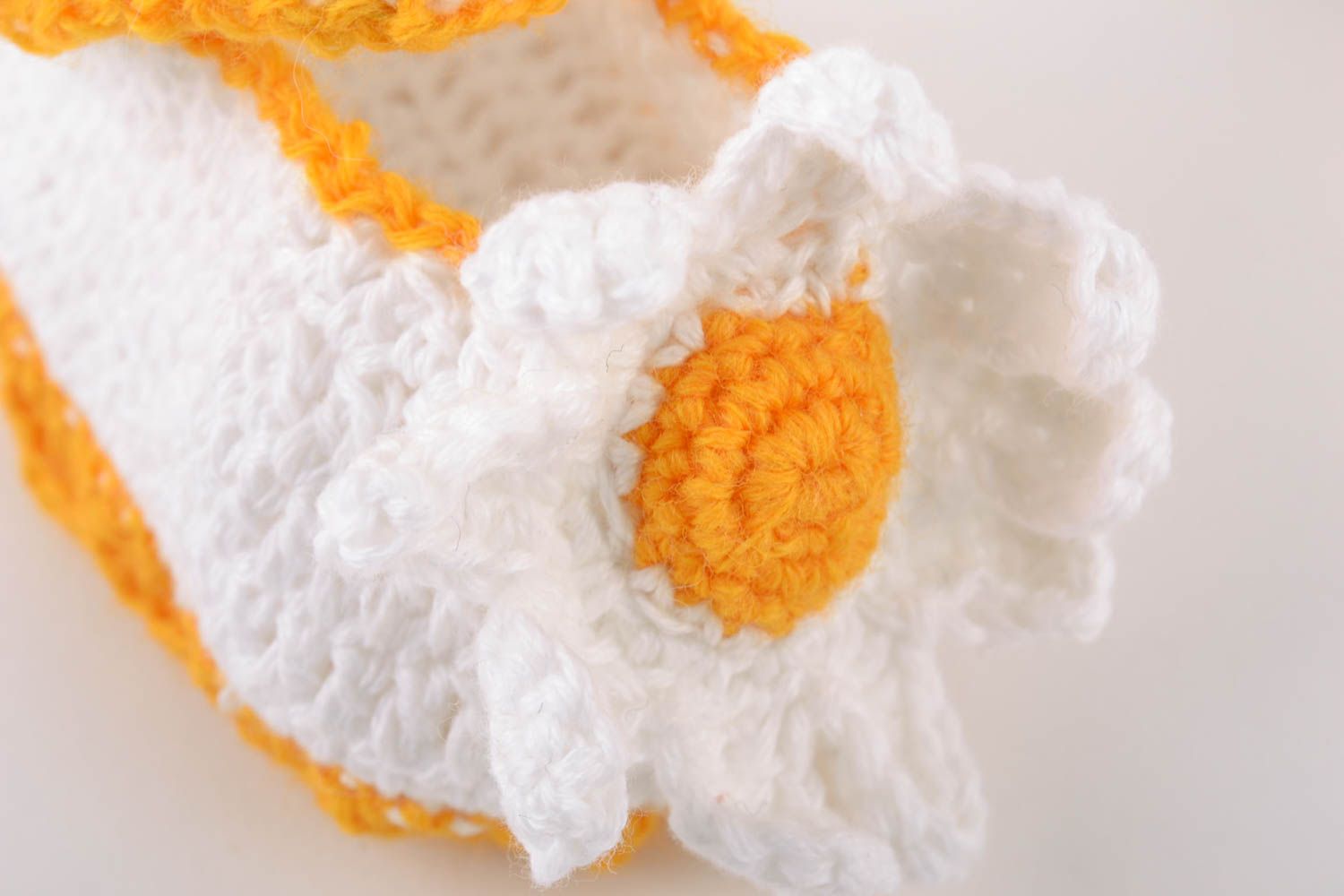 Handmade baby shoes crocheted of white and yellow cotton threads with chamomiles photo 4