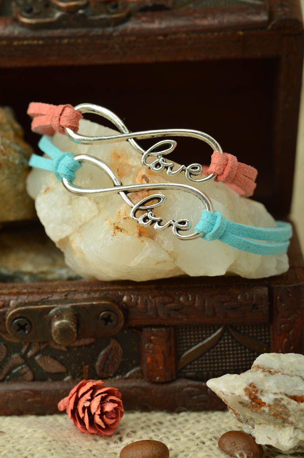 Conjunto de pulseras de gamuza hechas a mano con inserciones azul y rosada foto 1