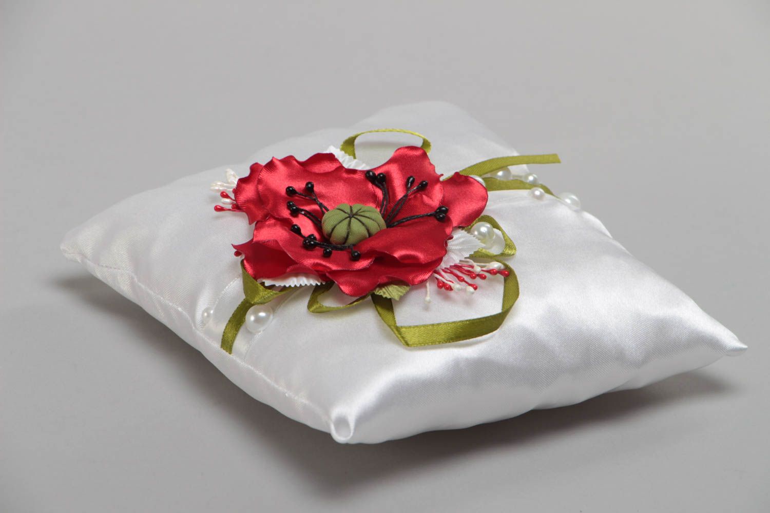 Свадебная подушечка для колец из атласа с маковым цветком ручной работы фото 3