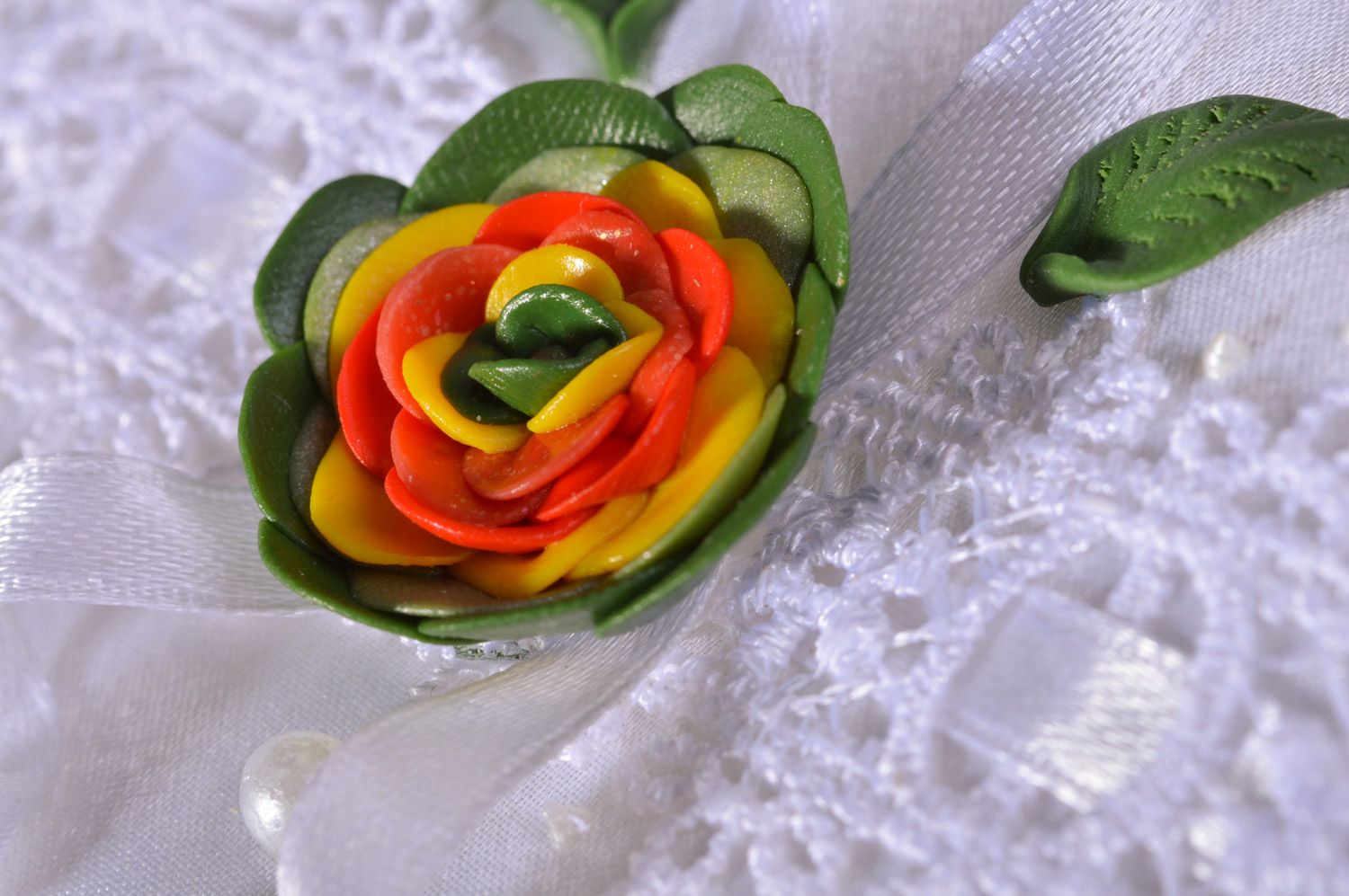 Schönes handgemachtes Ringkissen für Hochzeit aus Atlas mit Blumen in Weiß foto 4