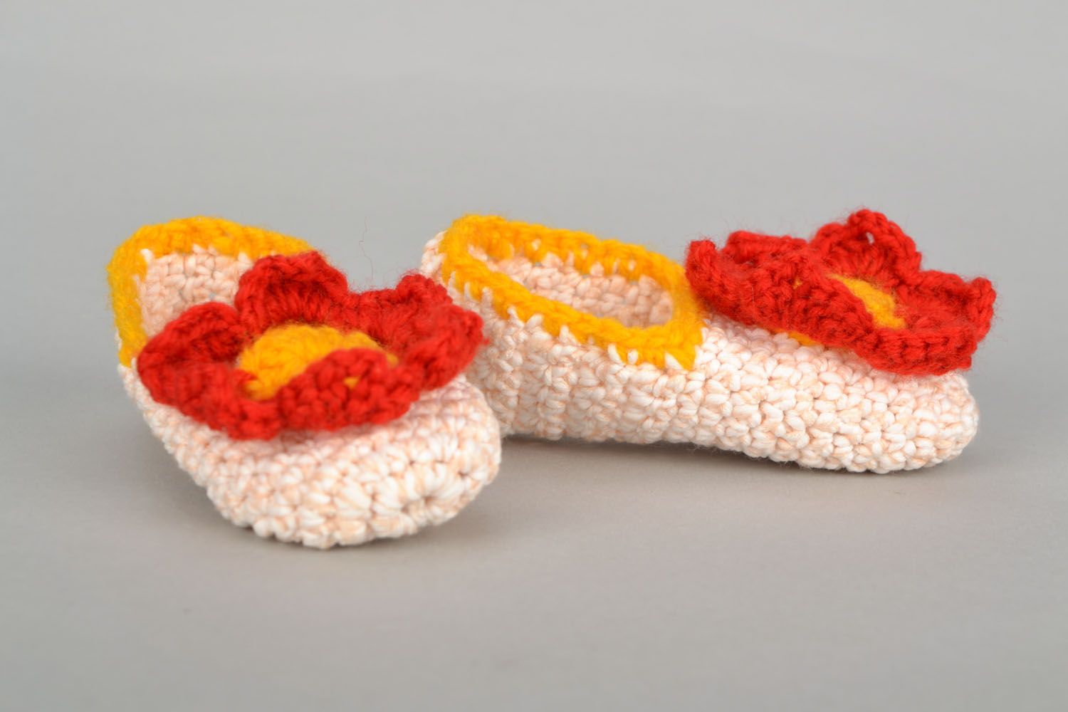 Chaussons tricotés à la main au crochet blanc-rouge originaux pour enfant    photo 3