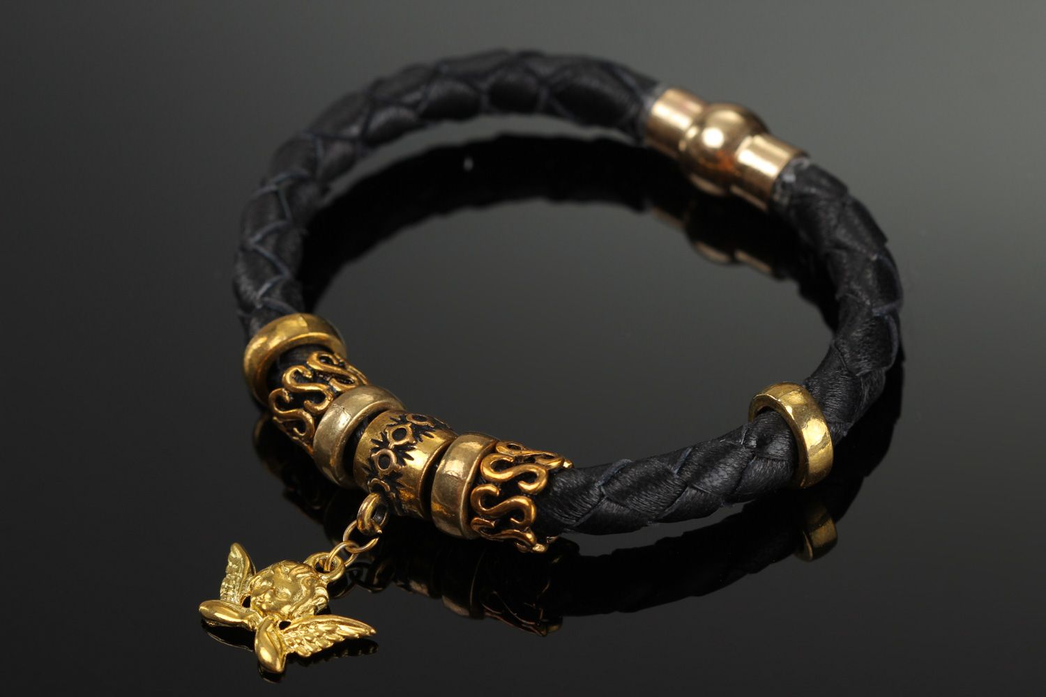 Bracelet fait main de vrai cuir noir tressé avec pendeloque métallique photo 1