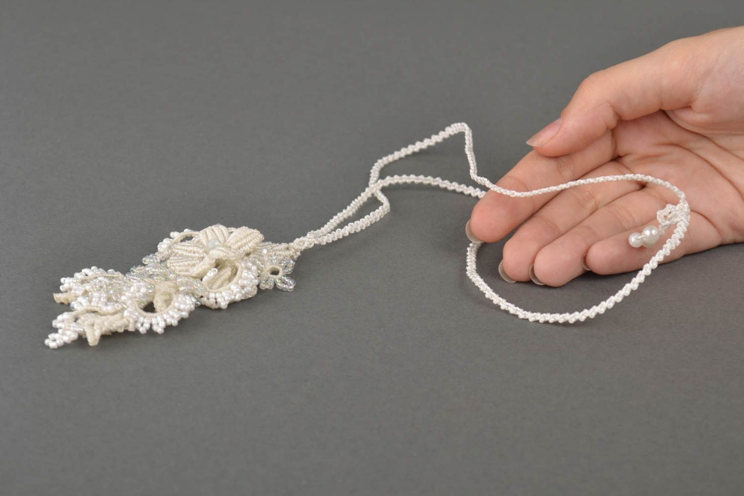 Украшение ручной работы плетеный кулон-цветок кулон на шею белый красивый фото 5