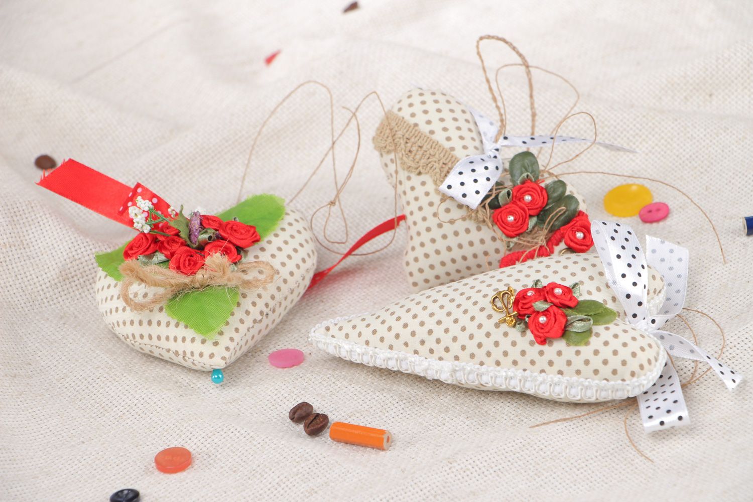Handgemachtes helles Textil Herz Set mit künstlichen Blumen aus Baumwolle 3 Stück foto 5