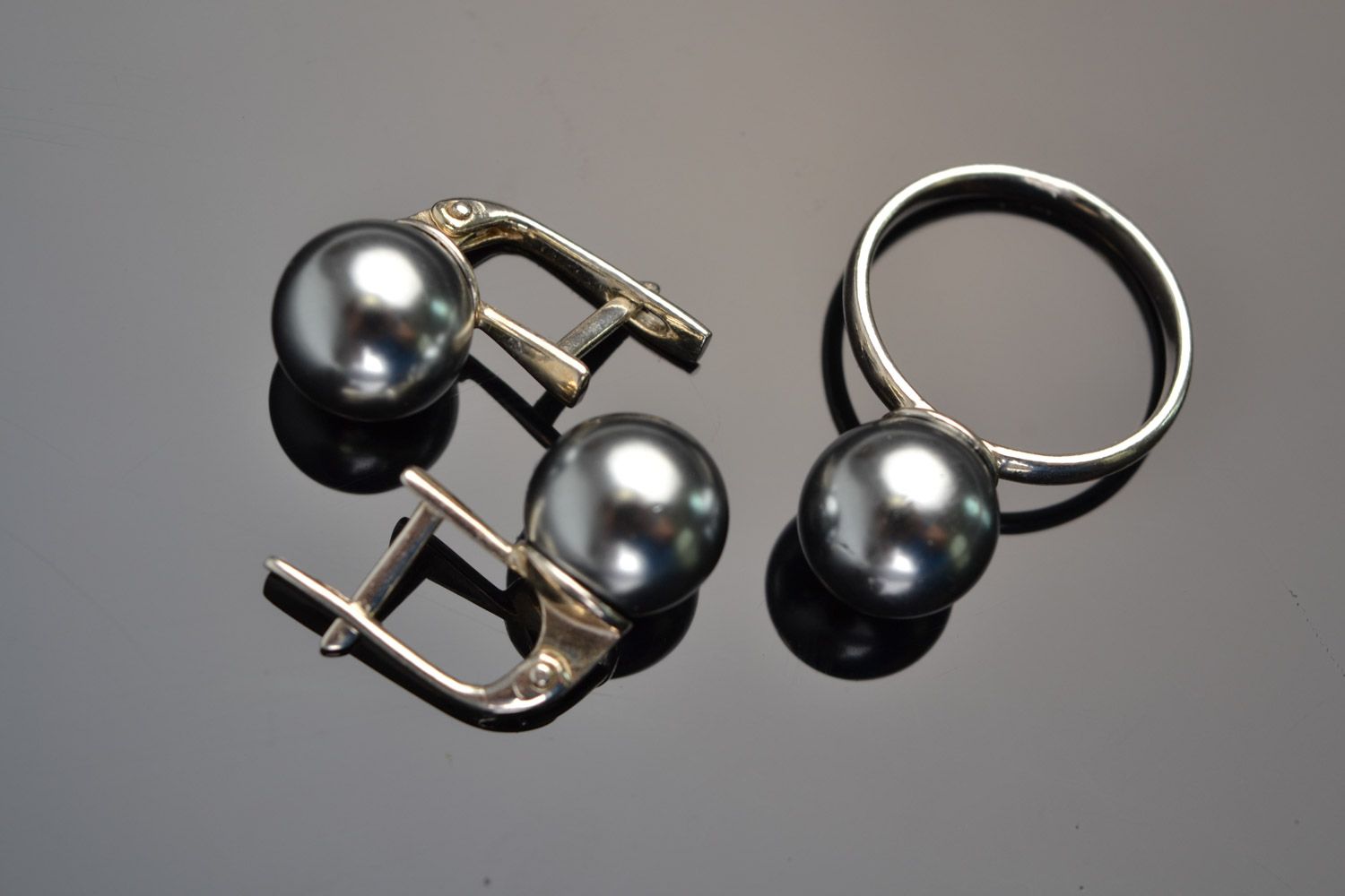 Conjunto de bisutería artesanal con perlas artificiales 2 piezas anillo y pendientes foto 5