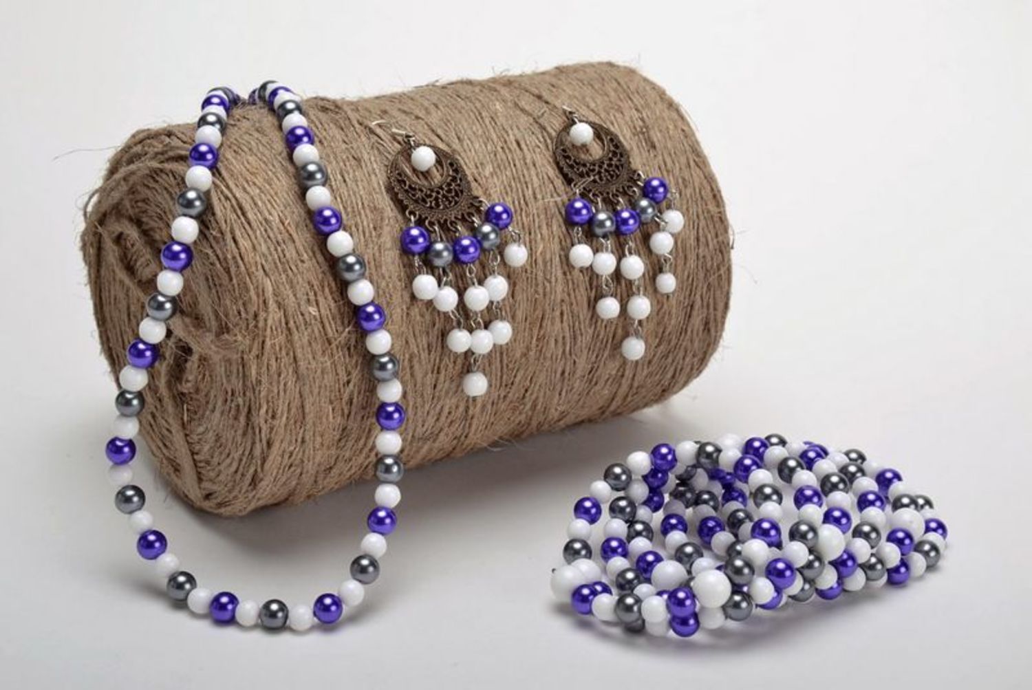 Assortiment des bijoux en plastique: collier, bracelet et boucles d'oreille photo 3
