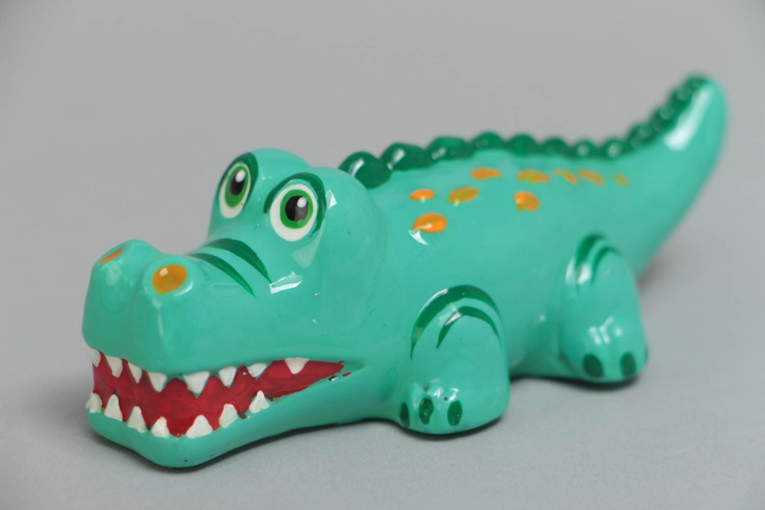 Зеленая гипсовая статуэтка в виде крокодила расписанная акриловыми красками ручной работы фото 2