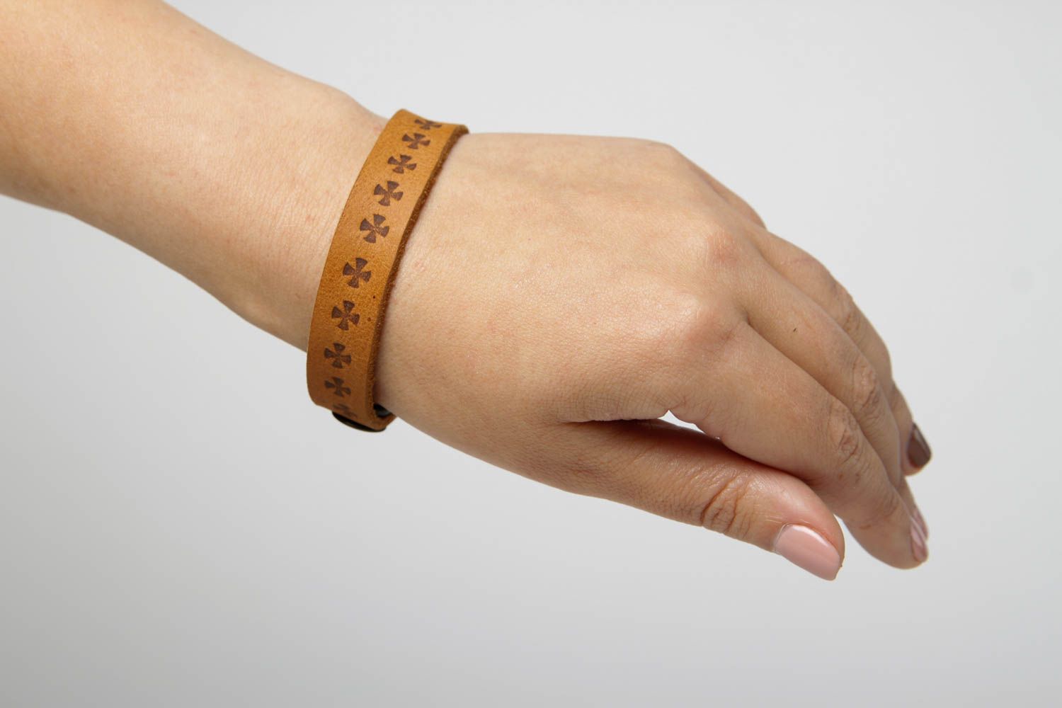 Handmade Armband aus Leder mit Kreuzen Designer Schmuck Leder Accessoire foto 2