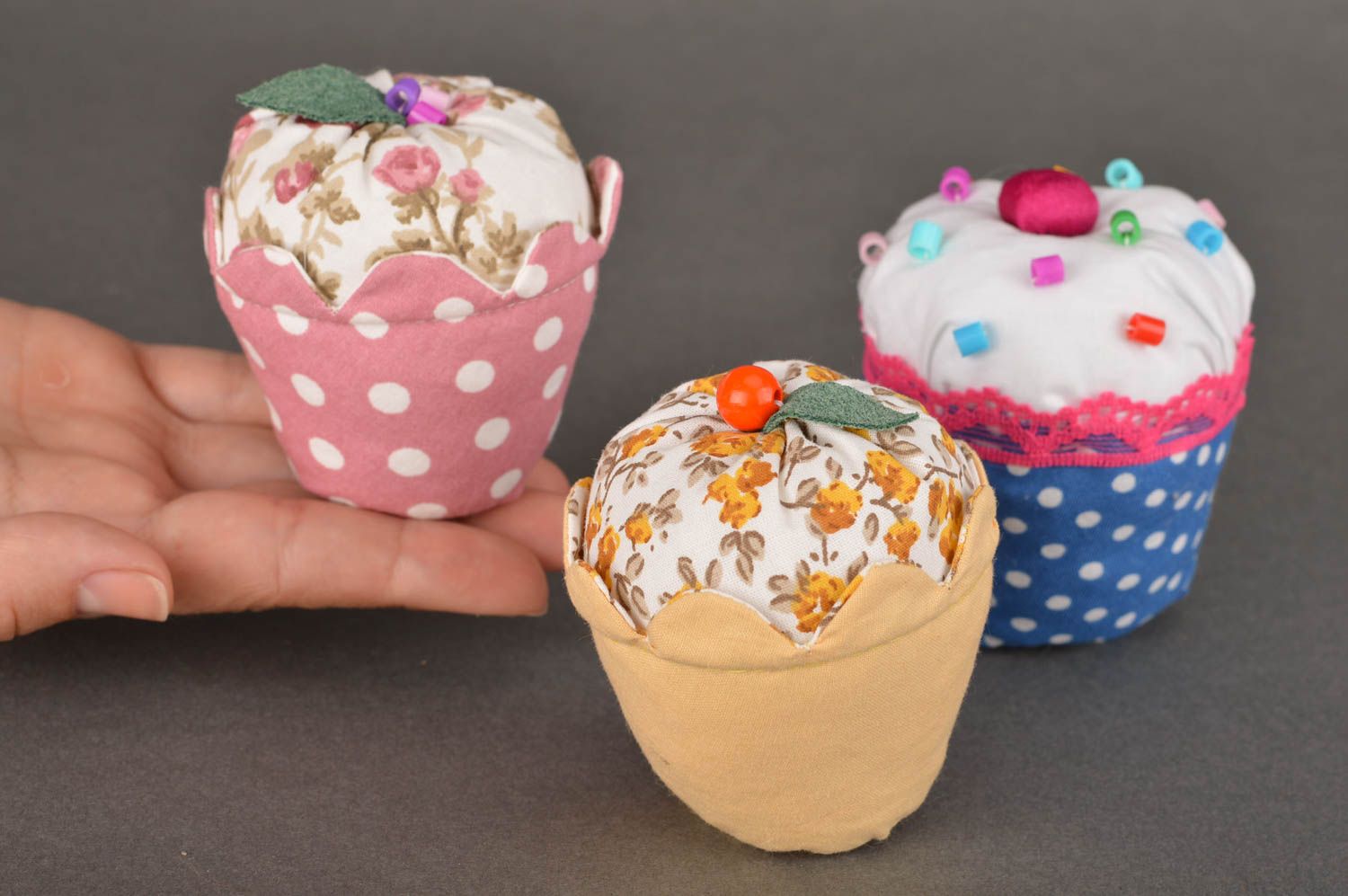 Декоративные пирожные набор из 3 штук из ткани кексы цветные ручной работы фото 3