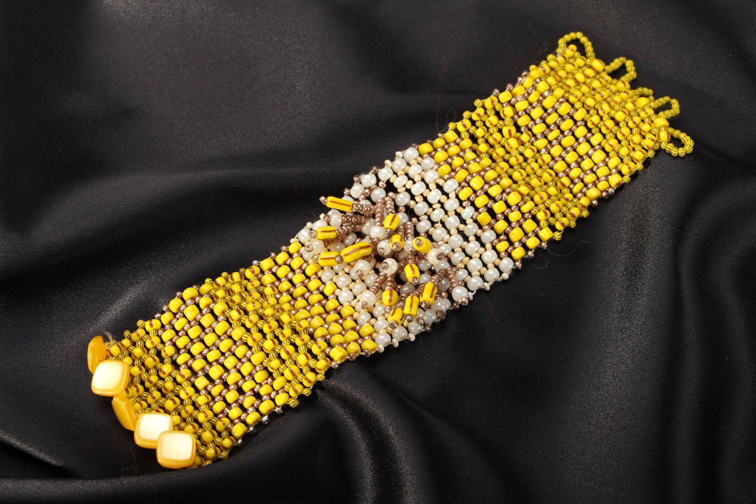 Gelbes Armband aus Glasperlen  foto 1