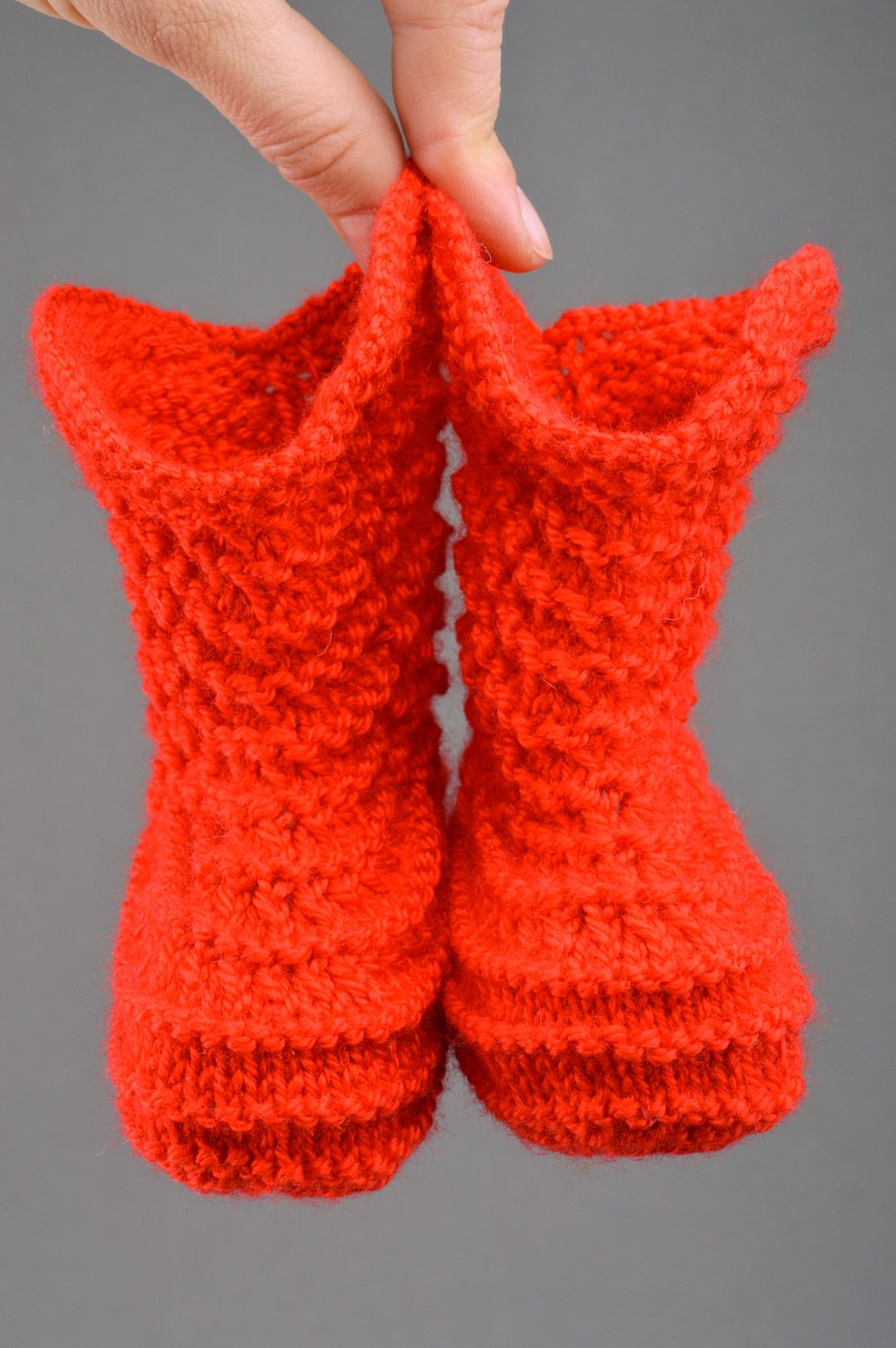 Handmade rote gestrickte Babyschuhe aus Halbwolle in Form der Stiefel für Babys foto 3